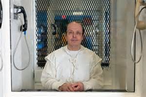 罗伯特·罗伯森因被指控"摇晃婴儿综合征"杀害女儿而被判死刑,但随着相关科学证据被逐渐推翻,他的案件引发了广泛质疑和关注。著名作家兼律师约翰·格里沙姆倾注精力,期待司法能带来正义转机。本文深入探讨这一饱受争议的案件背景、法律进展以及社会反响。
