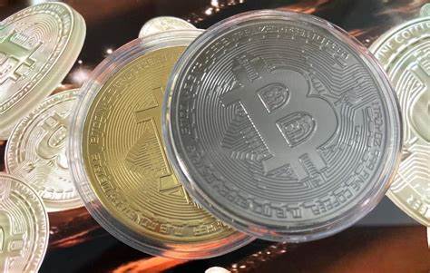 在近期加密货币市场轻微调整背景下,以太坊表现强劲,而比特币则面临重要的价格抉择。本文深入解析以太坊的强势反弹原因及其对比特币走势的潜在影响,探讨未来加密资产市场的发展趋势。
