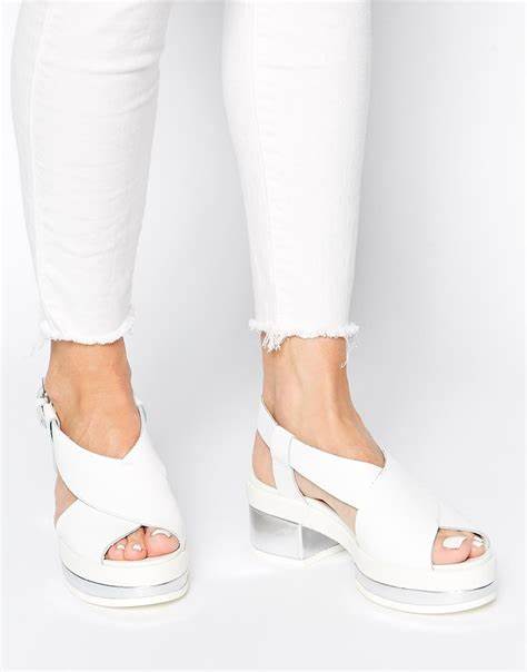 白色女鞋以其纯净明朗的视觉效果,成为时尚界不可或缺的经典元素。无论是日常休闲还是商务精致,白鞋都能完美融合各种风格,提升整体造型的时尚感与舒适度。本文深入探讨白色女鞋的多样款式、搭配技巧及选购建议,为您打造最适合自己的白鞋风格提供全面参考。
