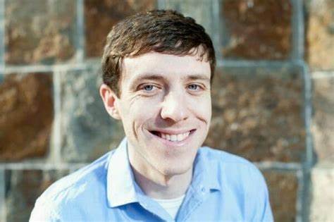 面向49岁、已积累50万美元储蓄但无养老金的人,深入解析如何在不依赖昂贵年金的情况下构建可靠退休收入来源,涵盖资产配置、取款策略、税务优化、替代性年收入工具与医疗与风险管理要点,帮助规划65岁退休时的现金流与财务安全。
