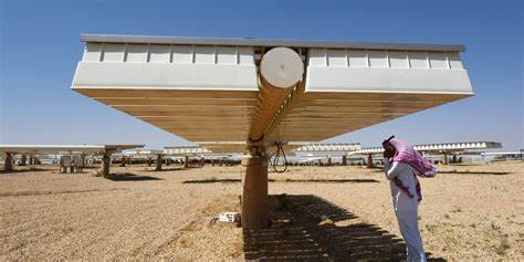 沙特阿拉伯正积极转型能源结构,大力发展太阳能产业,推动绿色能源革命,同时利用太阳能为人工智能数据中心和油气出口提供动力,展现出未来能源格局中的重要角色。
