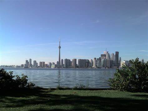 多伦多,作为加拿大最大的城市之一,以其多元文化、丰富的历史和现代化都市风貌吸引着全球游客。无论是壮观的城市天际线,还是丰富的艺术与美食体验,多伦多都展现出独特的活力与包容性,成为探索加拿大文化和生活方式的理想目的地。
