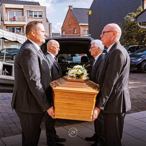 深入介绍 Uitvaartzorg De Ruyte 提供的纪念档案(Memoriam Archieven)功能、追思服务、线上追悼与家属支持,说明如何使用纪念档案保存回忆、安排追思会以及保障隐私与长期保存需求,帮助读者理解殡葬纪念的实际操作与情感价值
