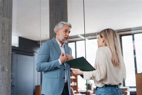 在现代职场中,近一半的员工认为自己的上司并未真正理解他们的工作内容和贡献。这种认知差距不仅影响员工的工作满意度,也对企业的整体绩效产生深远影响。探讨这种现象背后的原因,以及如何搭建更加理解和支持的管理桥梁,对于企业和员工双方都至关重要。
