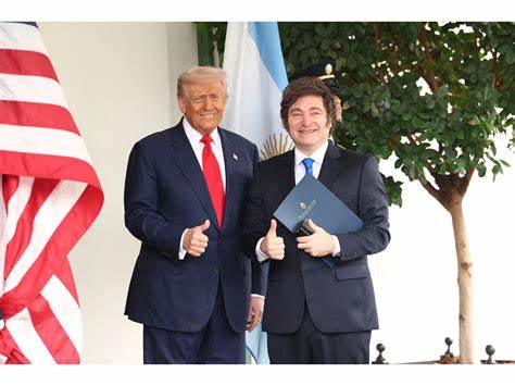 美国宣布将向阿根廷总统哈维尔·梅莱提供高达200亿美元的货币互换额度,并可能购买阿根廷外债。这一举措旨在为阿根廷经济注入急需的流动性支持,缓解金融压力,稳定市场预期。
