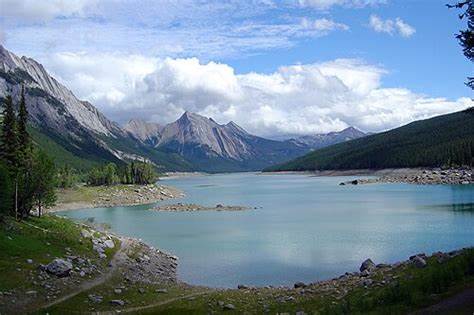 介绍位于加拿大阿尔伯塔贾斯珀国家公园的Medicine Lake,包括地理数据、独特的地下排水系统与季节性水位变化、原住民文化背景、旅游与摄影建议、生态与保护要点,帮助计划行程与理解该湖的自然与文化价值。
