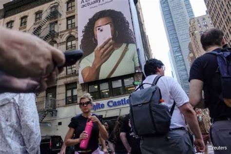 分析Z世代信用评分显著下滑的原因及其对美国消费者信贷市场和经济的潜在影响,探讨当前信用风险趋势及未来展望。
