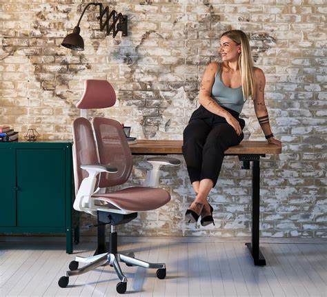 深入探讨人体工学办公椅的定义、重要性及选购标准,帮助读者了解如何根据个人需求挑选合适的椅子,从而提高工作效率并保护脊椎健康。本文详细介绍人体工学椅的设计原则和选择技巧,适合长期久坐办公的人群参考。
