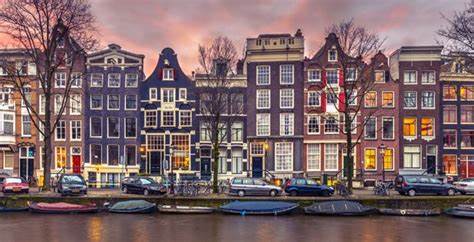 深入分析阿姆斯特丹Kartonstraat街区的房地产市场现状,了解房价走势、在售房源及区域生活环境,为购房者提供全方位参考与指导。
