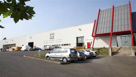 MAGAR作为巴黎及其周边地区建筑材料分销市场的重要企业,成功完成了向总部位于荷兰阿姆斯特丹的欧洲领先建材集团BME集团的出售。此次交易不仅标志着MAGAR业务迈入国际化发展新阶段,也体现了Largillière Finance在建筑材料分销行业并购领域的专业实力。本文深入解析此次重大战略合作的背景、过程及其对行业的影响。
