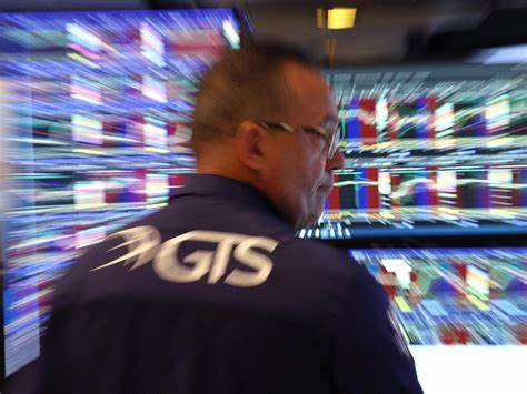 深入分析消费者物价指数(CPI)走高对股市的潜在影响,揭示通胀上升如何成为股市调整的重要触发因素,并探讨投资者在高通胀环境下的应对策略和市场前景。
