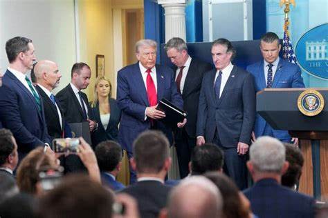 随着加密货币市场持续升温,特朗普家族旗下的加密公司World Liberty Financial与科技企业ALT5 Sigma达成15亿美元数字币购销协议,彰显其在数字资产领域的雄心壮志,并引发业内广泛关注。
