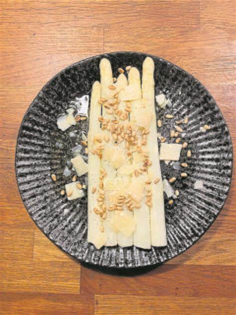 深入了解德国下萨克森州德因斯特的斯帕盖尔(白芦笋)产业,聚焦本地知名的农场经营者沃纳·古德伦和乌多·布利德斯多尔弗。探讨他们如何通过传统与现代农业技术结合,推动本地斯帕盖尔产业发展,并为消费者带来高品质的白芦笋产品。
