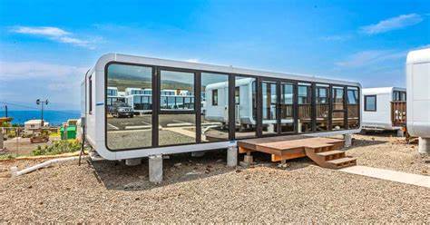 回顾拉海纳毁灭性野火后的重建进程,解析Ka La'i Ola小屋社区的建设模式、政策支持、居民生活与未来走向,探讨模块化临时住房在灾后恢复与原住民安置中的启示与挑战。
